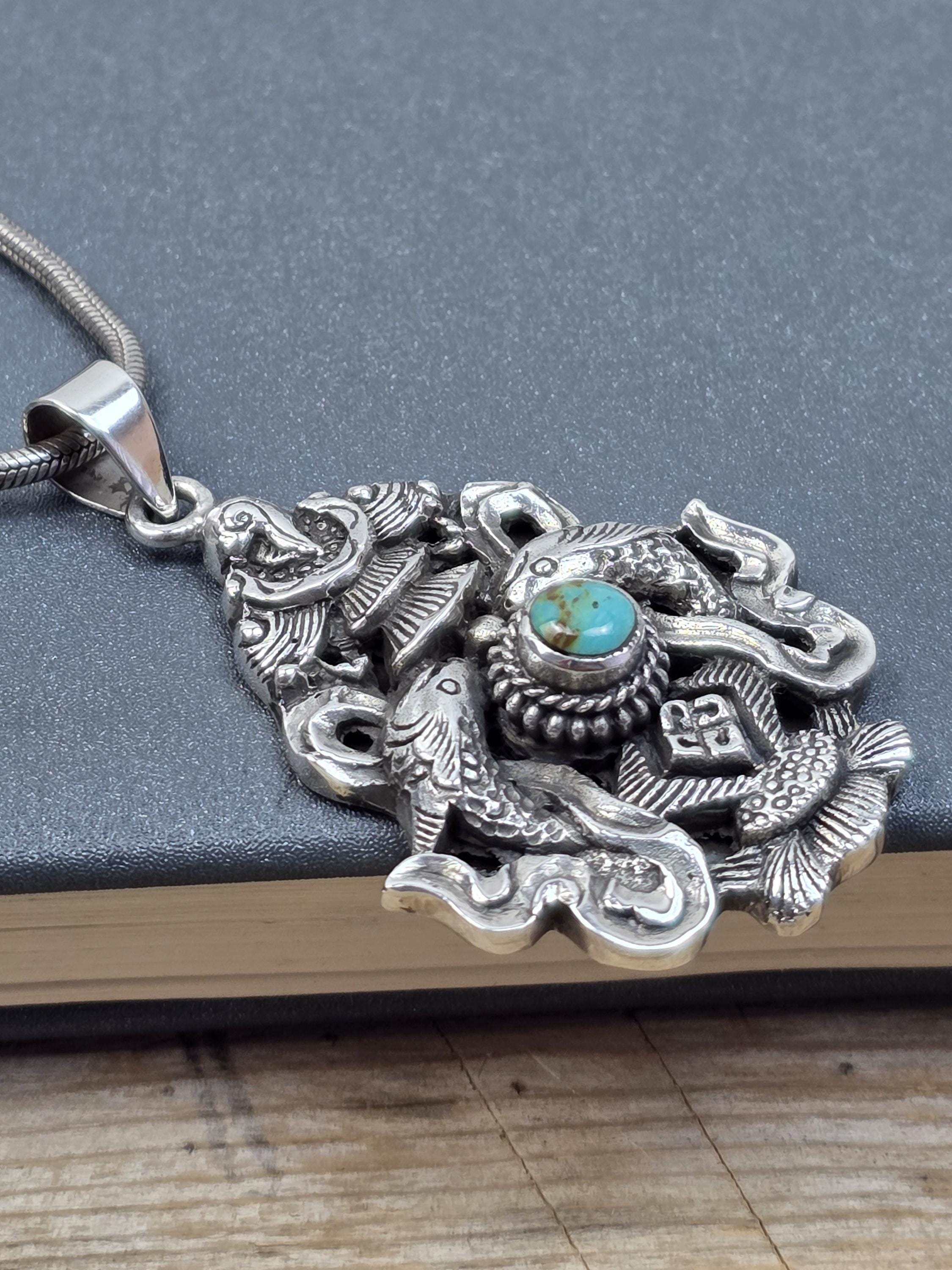 Collier Style Tibétain Avec Pendentif Poisson Ciselé - Turquoise Reconstituée, Argent Tibétain, Neuf Sans Emballage