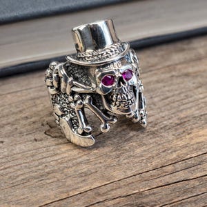 Pierścień z czaszką ze srebra próby 925 z rubinowymi oczami, solidny gotycki pierścień ze szkieletem, czaszka w cylindrze, pierścień motocyklowy, biżuteria z wyrazistym wzorem, gotycki prezent