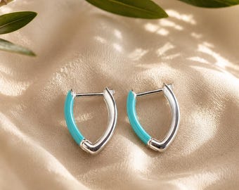 Pendientes de aro de plata de ley con turquesa, pendientes Huggie con detalles en azul turquesa, aros modernos de plata bicolor, regalo minimalista para ella.