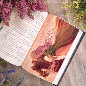 Op de afbeelding: Een open boek met een bedrukte tekstpagina aan de linkerkant en een kleurenillustratie aan de rechterkant. De illustratie toont twee figuren in een omhelzing, omringd door golvend roze haar en florale elementen tegen een warme oranje achtergrond.