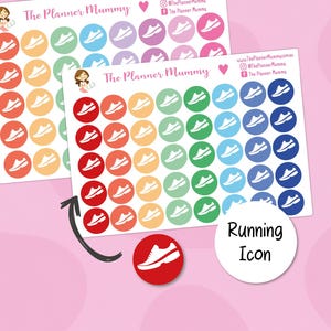 以下が含まれることがあります： 「The Planner Mummy」と書かれた、カラフルなランニングシューズのアイコンが描かれた2枚のステッカーシート。各ステッカーは、白いランニングシューズのデザインが施された円形です。別のステッカーには「Running Icon」と書かれています。
