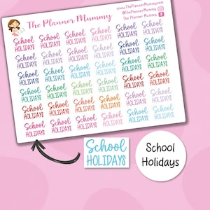以下が含まれることがあります： さまざまな色の「School Holidays」という文字が書かれたステッカーシート。シートには、このフレーズの複数のインスタンスと、同じテキストの小さなステッカーと円形ステッカーが含まれています。The Planner Mummyのロゴが表示されています。