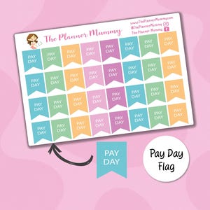 Pode incluir: Uma folha de autocolantes para planeador com o texto "PAY DAY" em cada bandeira. Os autocolantes são em várias cores pastel, incluindo azul, verde, laranja e roxo. A folha também inclui o texto "The Planner Mummy".