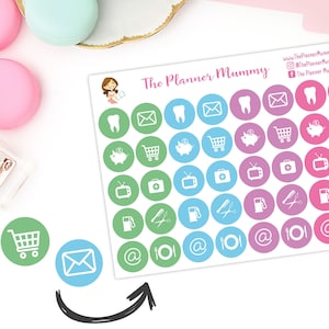 Puede incluir: Una hoja de pegatinas de planificador de colores con varios iconos, que incluyen un diente, un sobre, un carrito de compras, una alcancía, un botiquín de primeros auxilios, un televisor, una bomba de gasolina, unas tijeras, un plato con un tenedor y un cuchillo, y un símbolo de arroba. Las pegatinas están dispuestas en tres filas de 10 pegatinas cada una, con cada fila con un color diferente: verde, azul y rosa.