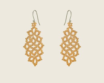 Pendientes de hojas de caléndula, pendientes minimalistas, pendientes color naranja quemado, pendientes tejidos con cuentas, pendientes delicados con cuentas, regalo único