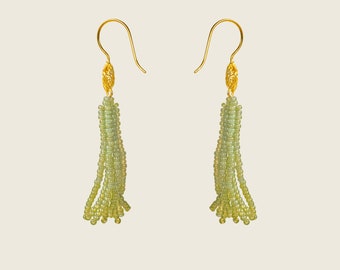Pendientes de borla de jade, pendientes de borla, pendientes de color jade, pendientes tejidos con cuentas, pendientes delicados con cuentas, regalo único