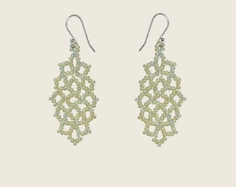 Pendientes de hojas de jade, pendientes minimalistas, pendientes color jade, pendientes tejidos con cuentas, pendientes delicados con cuentas, regalo único