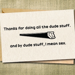 Puede incluir: Una tarjeta de felicitación con el texto "Gracias por hacer todas las cosas de tío. y por cosas de tío, me refiero al sexo." Un gráfico de sierra negro está centrado en la tarjeta. La tarjeta está sobre un sobre marrón.