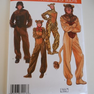 Puede incluir: Patrón de costura Simplicity número 2853 para disfraces de adultos. El patrón incluye instrucciones para hacer un disfraz de león, tigre y gorila. El patrón está impreso en papel blanco con un borde rojo y blanco.