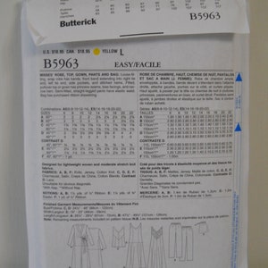Może przedstawiać: Koperta wykroju krawieckiego Butterick B5963. Prz&oacute;d przedstawia kolorowy obraz gotowych ubrań: szlafroka, topu, sukni, spodni i torby. Koperta zawiera rozmiary i wymagania dotyczące tkanin.