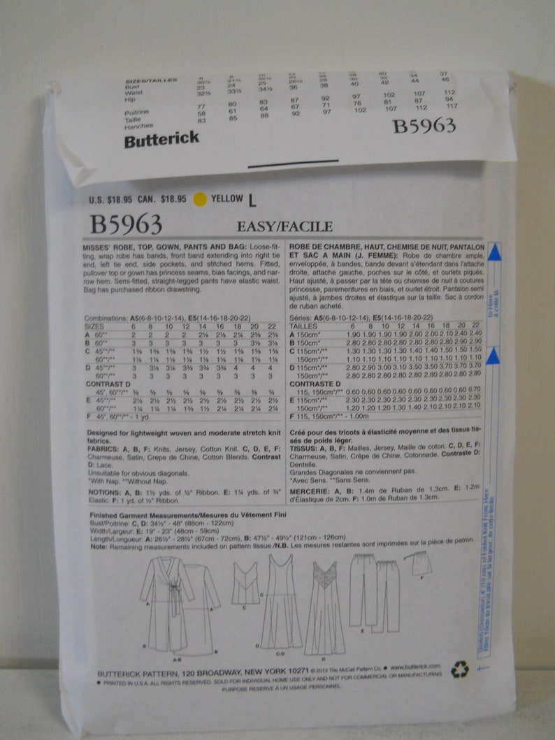 Może przedstawiać: Koperta wykroju krawieckiego Butterick B5963. Prz&oacute;d przedstawia kolorowy obraz gotowych ubrań: szlafroka, topu, sukni, spodni i torby. Koperta zawiera rozmiary i wymagania dotyczące tkanin.