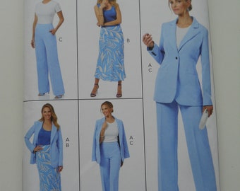 Może przedstawiać: Koperta wykroju krawieckiego Butterick, B6933, z wizerunkami odzieży damskiej. Projekty obejmują jasnoniebieski garnitur, zestaw spódnica i top oraz spodnie z białym topem. Koperta jest biała z czarnym tekstem.