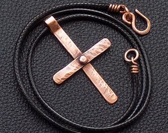 Croix en cuivre pur vieilli texturée minimaliste rivetée avec collier ras de cou unisexe réglable en cordon