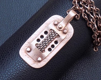 Pendentif homme riveté avec feuilles de cuivre texturées forgées à la main et chaîne en cuivre pur, collier ras de cou en métal pour homme