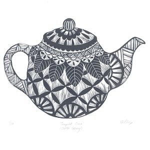 以下が含まれることがあります： 模様の入った茶器の白黒の線画。茶器には「Teapot One (Dark Grey)」と「1/10」のラベルが貼られています。
