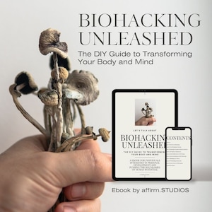 Puede incluir: Una portada de libro electrónico digital con el título "Biohacking Unleashed: The DIY Guide to Transforming Your Body and Mind". La portada presenta una mano sosteniendo un grupo de hongos.