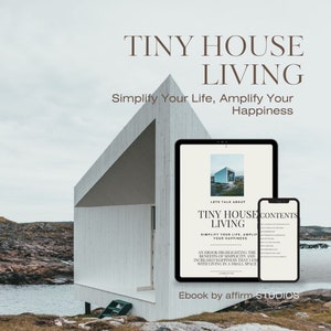 Puede incluir: Una pequeña casa blanca y gris con una terraza de madera y escalones que conducen a la entrada. La casa está situada en una costa rocosa con una masa de agua en el fondo. La imagen presenta una tableta digital y un teléfono inteligente que muestran la portada de un libro electrónico con el título "Tiny House Living: Simplify Your Life, Amplify Your Happiness" y el texto "Lets Talk About Tiny House Living" y "Ebook by affirm STUDIOS".