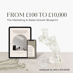 Könnte beinhalten: Ein digitales Marketing- und Umsatzwachstums-Blueprint-Arbeitsbuch mit dem Titel "From £100 to £10,000: The Marketing & Sales Growth Blueprint" auf einem Tablet- und Telefonbildschirm. Das Arbeitsbuch befindet sich auf einer hellbraunen Oberfläche mit einer Vase mit weißen Blumen und einem klaren Glas.