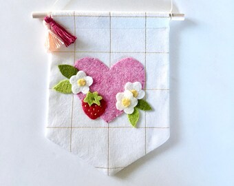Bannière fleurs de fraisier et cœur en feutrine