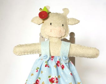 Vache en feutrine en robe bleue et fleurs roses