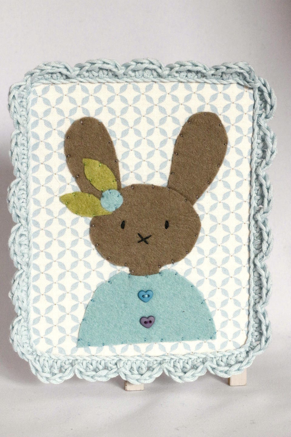Petit Lapin en Feutrine et Cadre Au Crochet