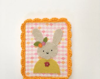 Lapin en feutrine et cadre au crochet