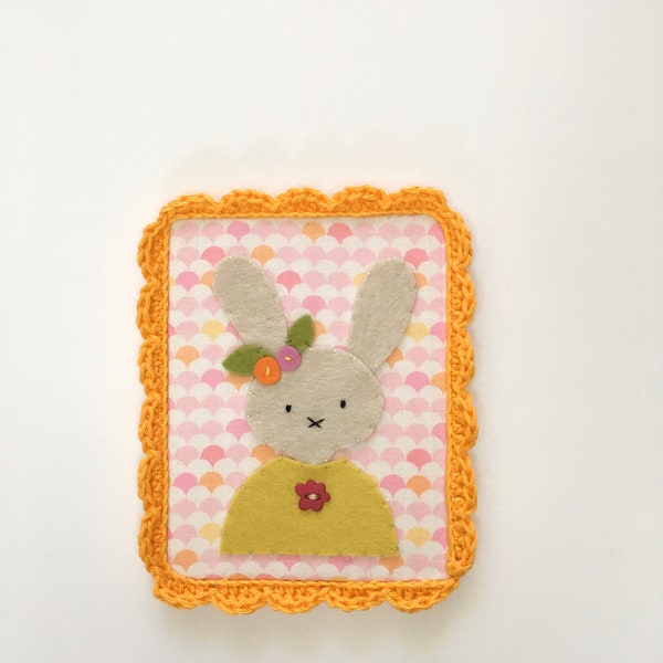 Lapin en feutrine et cadre au crochet