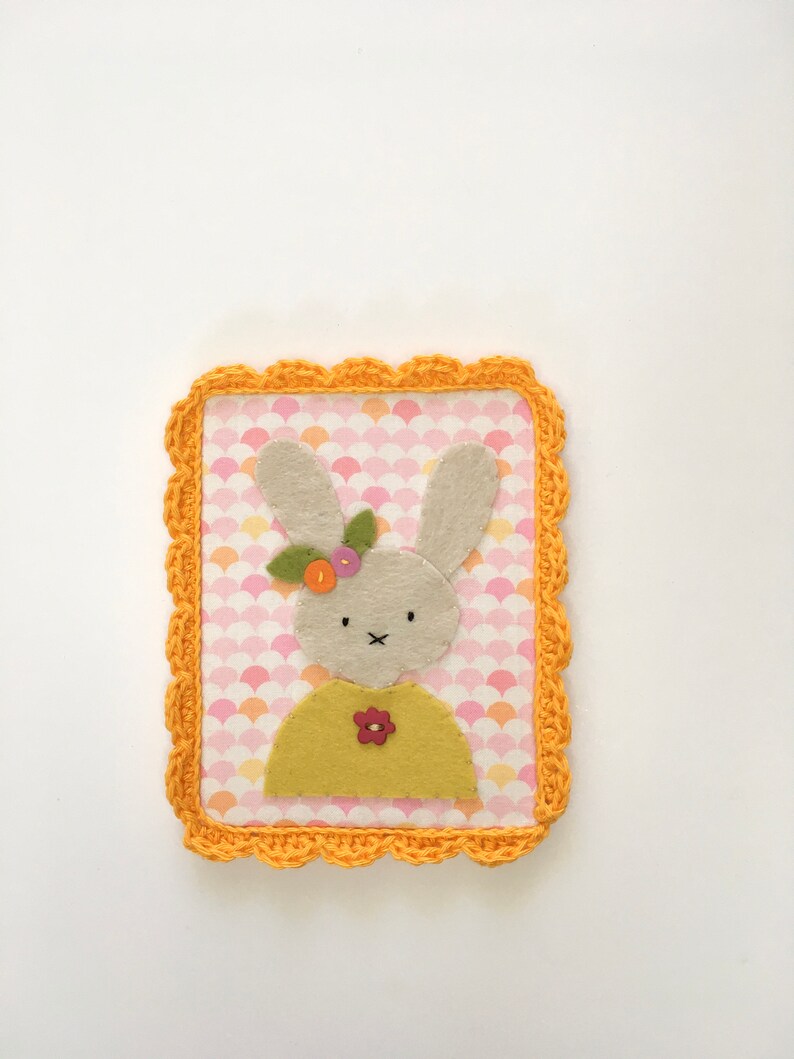 Lapin en feutrine et cadre au crochet image 1