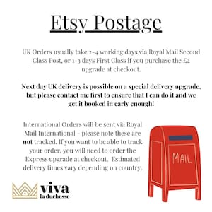 Puede incluir: Un buz&oacute;n rojo con la palabra "MAIL" en &eacute;l. El texto de la imagen dice: "Etsy Postage" e incluye informaci&oacute;n sobre los plazos de entrega en el Reino Unido y en el extranjero.