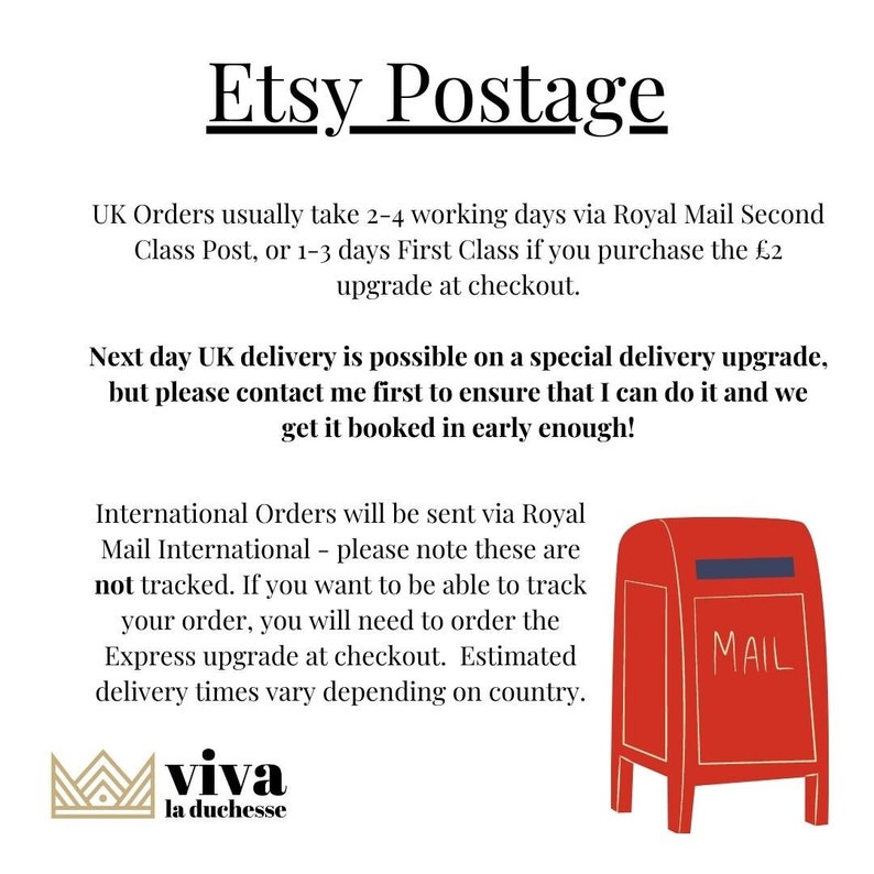Puede incluir: Un buz&oacute;n rojo con la palabra "MAIL" en &eacute;l. El texto de la imagen dice: "Etsy Postage" e incluye informaci&oacute;n sobre los plazos de entrega en el Reino Unido y en el extranjero.
