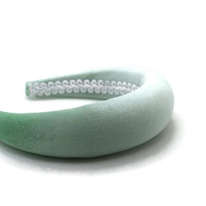 Peut inclure: Un serre-tête en velours vert avec un effet ombré blanc. Le serre-tête est épais et possède un élastique blanc à l'intérieur.