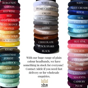 Puede incluir: Una variedad de diademas de terciopelo en diferentes colores, incluyendo burdeos, marr&oacute;n, vino tinto, rojo, rojo arrugado, naranja &oacute;xido, naranja, mostaza, oro miel, amarillo melocot&oacute;n, amarillo, caqui, Navidad, bosque, tr&eacute;bol, salvia, manzana, esmeralda, pastel, menta, blanco, marfil arrugado, crema, gris arrugado, gris, piedra, beige, marr&oacute;n, chocolate, serpiente negra, negro, azul marino, azul marino arrugado, azul real, azul verdoso, azul claro, azul celeste, turquesa, aguamarina, rosa intenso, fluorescente, salm&oacute;n, rosa p&aacute;lido, rosa arrugado, rubor, oscuro, lavanda, magenta, cadbury y ciruela. El texto "With our huge range of plain colour headbands, we have something in stock for everyone! Contact Adele if you need fast delivery or for wholesale enquiries." se muestra debajo de las diademas.
