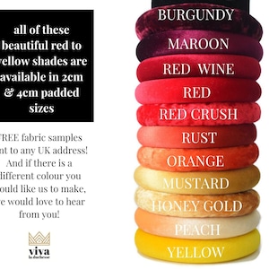 Puede incluir: Una pila de 10 muestras de diademas de terciopelo en varios tonos de rojo, naranja y amarillo. Los colores est&aacute;n etiquetados de burdeos a amarillo. El texto "all of these beautiful red to yellow shades are available in 2cm & 4cm padded sizes" se muestra en el lado izquierdo de la imagen. El texto "FREE fabric samples sent to any UK address! And if there is a different colour you would like us to make, we would love to hear from you! viva la duchesse" se muestra debajo de las muestras.