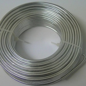 Op de afbeelding: Een rol zilverkleurige aluminiumdraad, opgerold en vastgebonden met witte plastic tie-wraps.