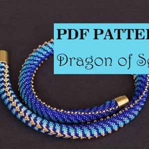 以下が含まれることがあります： 「Dragon of Sea」と呼ばれるビーズネックレスのPDFパターン。ネックレスは青、白、金で、波状のパターンになっています。