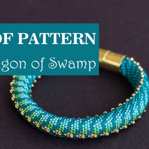 以下が含まれることがあります： 「Dragon of Swamp」と呼ばれるビーズブレスレットのPDFパターン。ブレスレットはターコイズとグリーンのビーズでできており、ゴールドのアクセントが施されています。