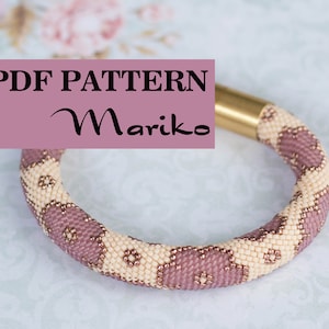 Op de afbeelding: PDF-patroon voor een kralenarmband met een gouden sluiting. De armband is gemaakt met roze en crème kralen in een geometrisch patroon.