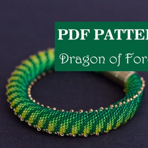 Puede incluir: Una pulsera de cuentas verdes y amarillas con un diseño en espiral. La pulsera está adornada con pequeñas cuentas doradas. El texto "PDF PATTERN Dragon of Forest" aparece en blanco sobre un fondo verde.