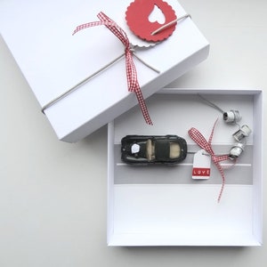 Geld cadeauverpakking voor een bruiloft: auto (trein) rood, huwelijkscadeau geld geven geldverpakking bruidegom bruid cadeau schnurzpieps