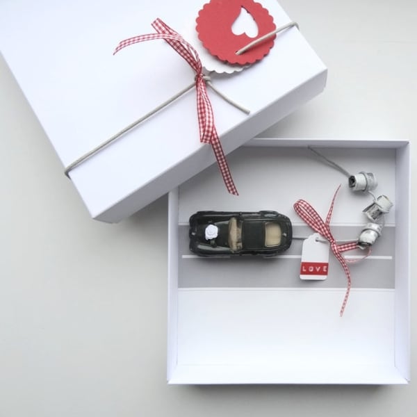 Geldgeschenk-Verpackung für Hochzeit: Auto (bahn) rot, Hochzeitsgeschenk Geld schenken Geldverpackung Bräutigam Braut Geschenk schnurzpieps