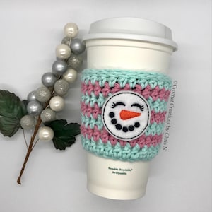Tazza pupazzo di neve accogliente, manicotto tazza pupazzo di neve, uncinetto tazza accogliente, manica tazza uncinetto, calze stuffer, regalo insegnante, regalo di collega, Babbo Natale segreto