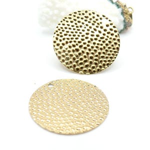 H11C10605G – Set of 1 Round Textured Hammered Pendant 30 mm – 18K Gold Plated IONIC