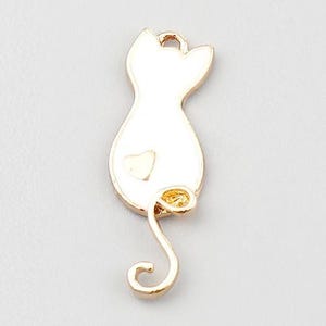 PS11656098 Set of 2 or 4 White Cat charm pendants Enameled 23 mm Gold metal
