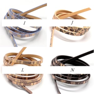 Może przedstawiać: Cztery rolki wzorzystego sznurka skórzanego w różnych kolorach: niebieskim, beżowym, brązowym i czarnym. Każda rolka ma geometryczny wzór.