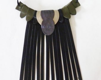 collar de pectoral de cuero de las mujeres, boheme negro chic roca y caqui