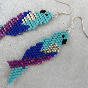 Pendientes tejidas de loro azul, animal boho chic imagen 3