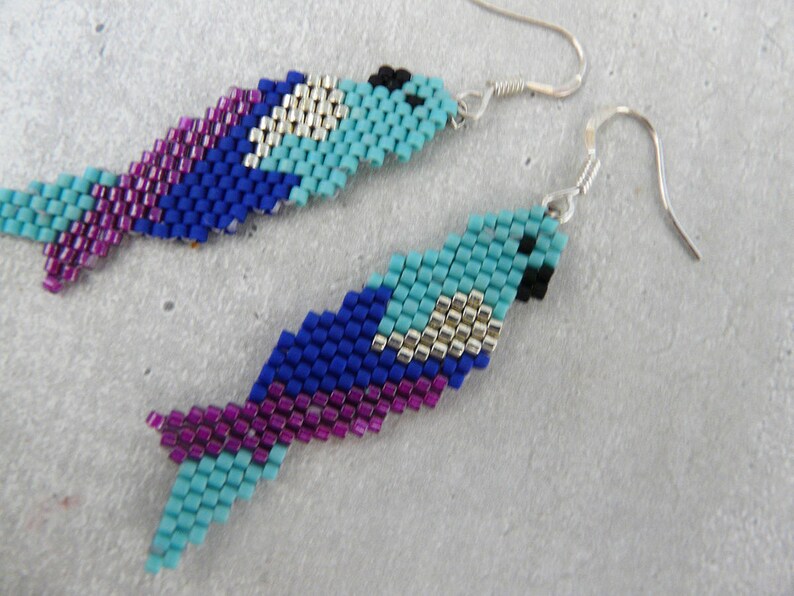 Pendientes tejidas de loro azul, animal boho chic imagen 3