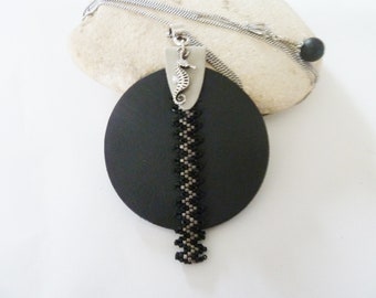 collier grand pendentif cuir noir, sautoir rock femme, hippocampe, grand collier noir et gris, sautoir chaine et pendentif cuir et perles