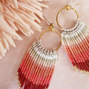 boucles d'oreilles à franges pêche rouge bordeaux et anneau en acier doré image 10