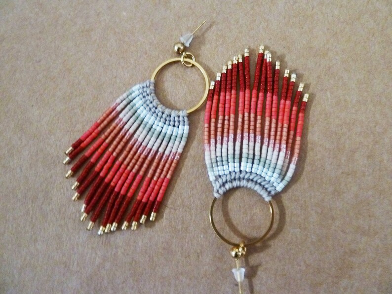 boucles d'oreilles à franges pêche rouge bordeaux et anneau en acier doré image 5